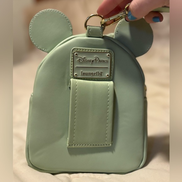 Loungefly Minnie Mouse Mint
Sequin Wristlet - Picture 3 of 4